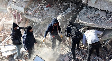 Voluntários usam as próprias mãos para ajudar