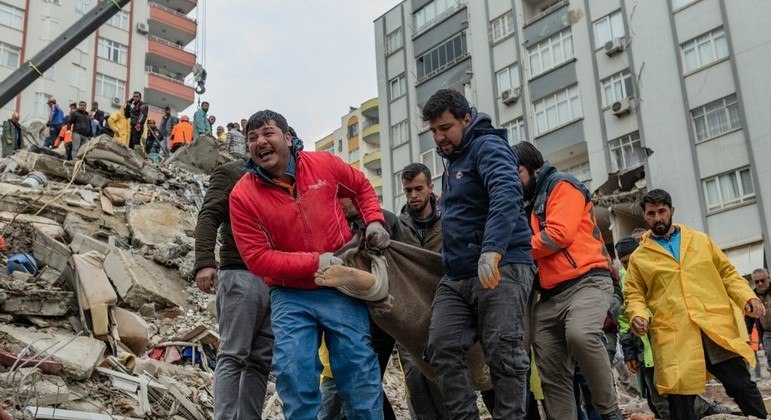 Por vítimas do terremoto, torcedores turcos jogam brinquedos no gramado