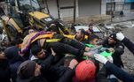 Homem é retirado dos escombros por voluntários na cidade de Diyarbakir, na Turquia, nesta segunda (6)