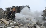 Equipe de resgate trabalha em um prédio que desabou também em Alepo, na Síria