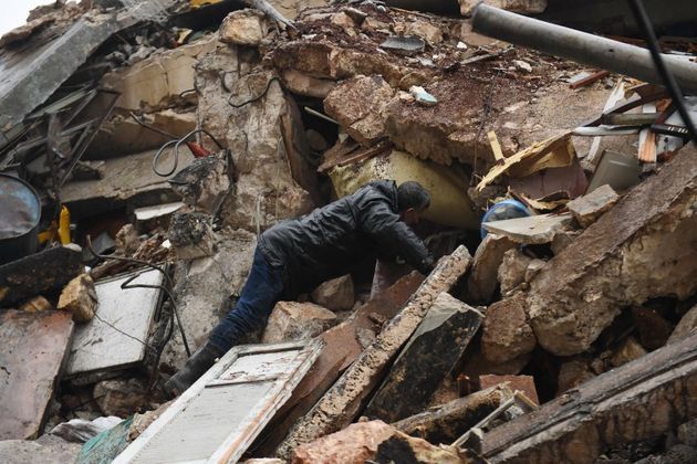 O terremoto de magnitude 7,8 que atingiu Turquia e Síria na madrugada desta segunda-feira (6) é devastador e arrasou várias cidades dos dois países. Na foto, um homem na Síria busca por sobreviventes nos escombros de um prédio que ruiu em Alepo