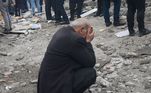 Homem se desespera em frente a prédio que desmoronou em Diyarbakir, na Turquia, na manhã desta segunda-feira (6)