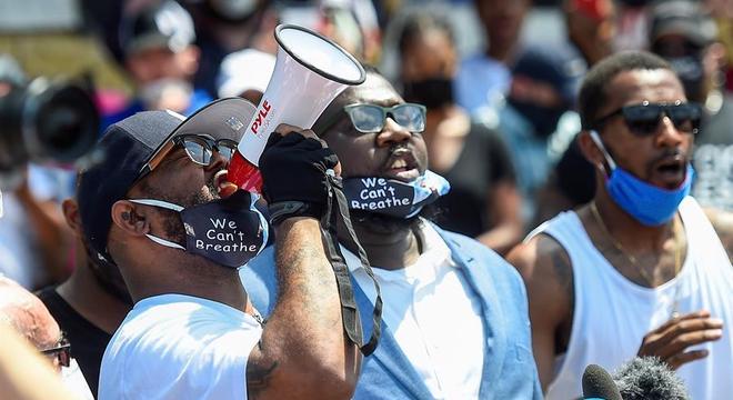 Com megafone, Terrence Floyd discursa no local onde o irmão foi morto