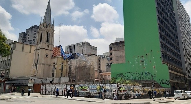 Desde queda do edifício no Paissandu, terreno está vazio e cercado por tapumes