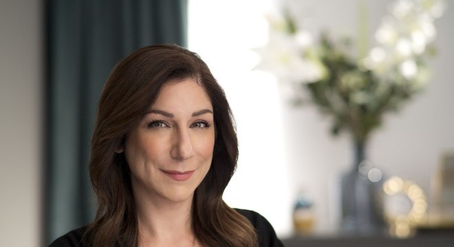 Após descobrir sofrer de Parkinson, maquiadora cria linha de cosméticos especial 