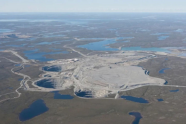 Territórios do noroeste que eram campos de caça se transformaram em importantes áreas de extração de diamantes. A primeira mina abriu em 1998. O país mantém quatro minas, sendo que três delas ficam nessa região. 