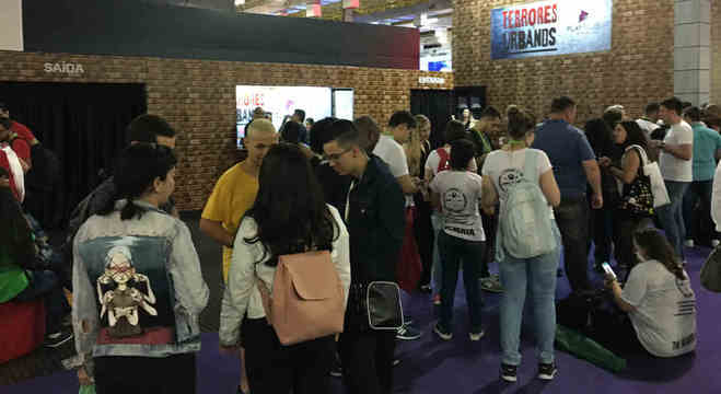 Público da Brasil Game Show faz fila para entrar no estande do PlayPlus