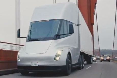 Caminhão elétrico da Tesla tráfega pela Golden Gate