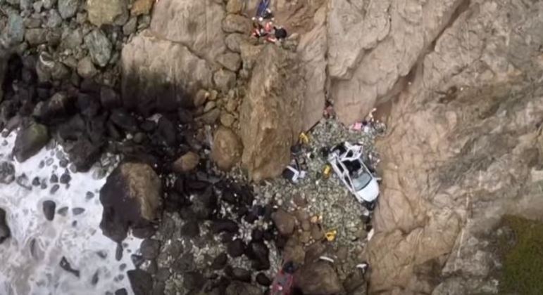 Carro após despencar de penhasco de 75 metros com uma família dentro na Califórnia