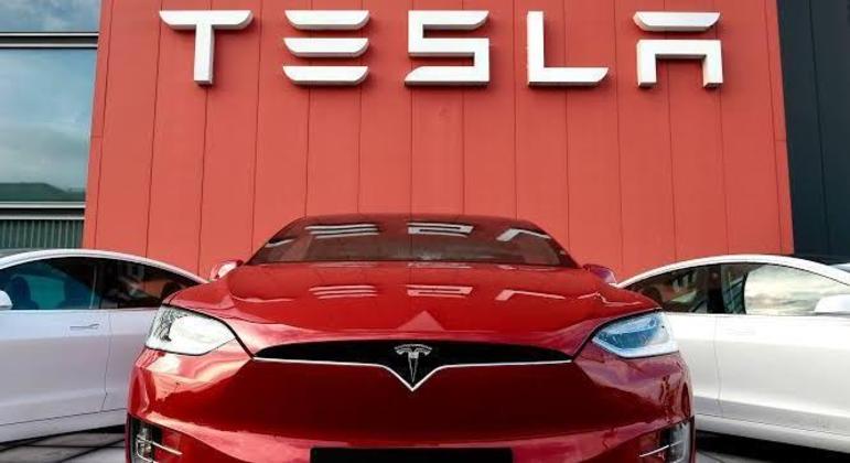 Jovem de 19 anos conseguiu violar o sistema de segurança de 25 carros da Tesla