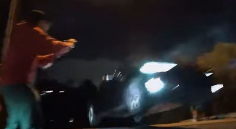 Veículo "voou" e destruiu carros e lixeiras quando bateu novamente na rua