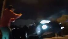 Tesla 'voa' em rua de Los Angeles e motorista é procurado pela polícia