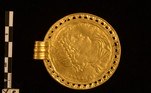 Também foi encontrada uma pesada moeda de ouro do imperador romano Constantino, O Grande