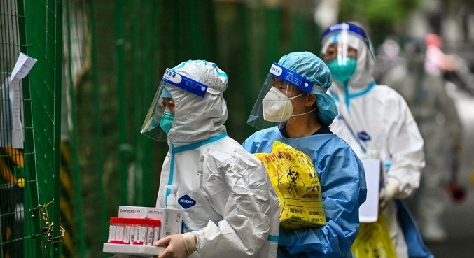 Xangai promove testes em massa para conter avanço nos casos