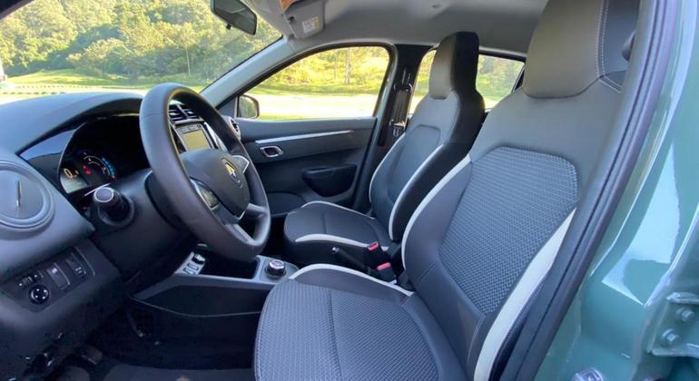 Volante, toque dos materiais e forrações são iguais ao modelo flex fabricado no Paraná