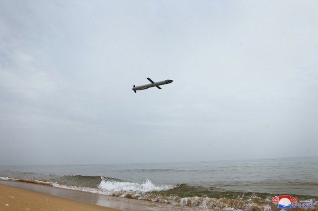 A agência estatal de notícias da Coreia do Norte, KCNA, informou nesta sexta-feira (24, quinta-feira em Brasília) que o governo de Kim Jong-un testou nesta semana um novo drone submarino de ataque nuclear em resposta a exercícios militares conjuntos conduzidos pelos Estados Unidos e Coreia do Sul