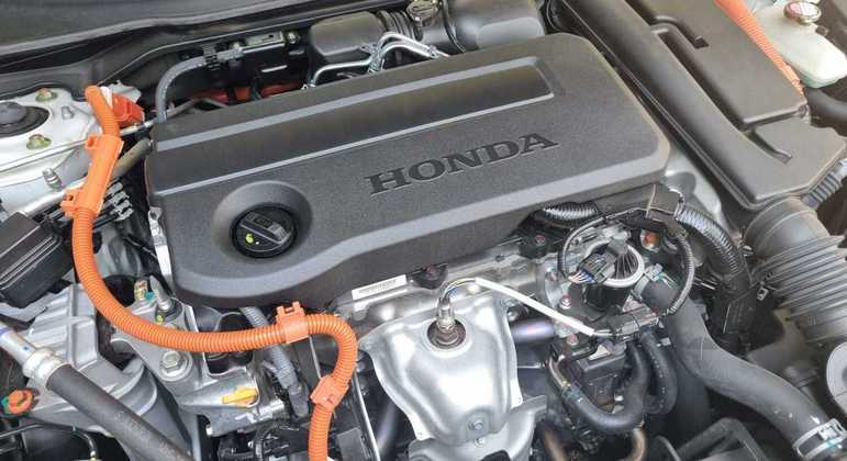 Sedã conta com o motor a combustão para gerar energia para os dois motores elétricos