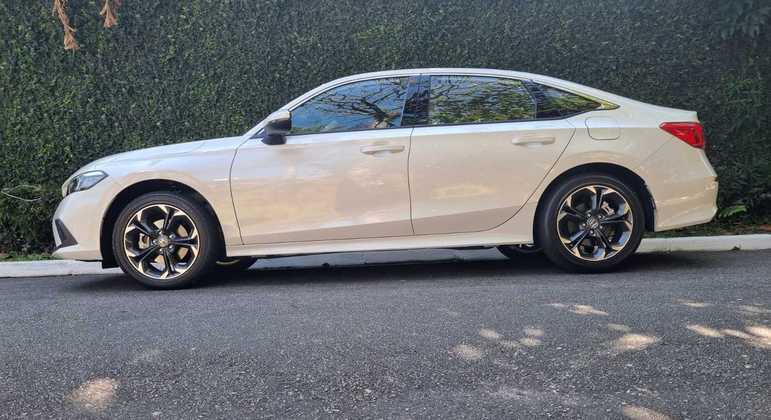 Civic Hybrid mantém a tradição de um sedã médio com 4,67 metros de comprimento