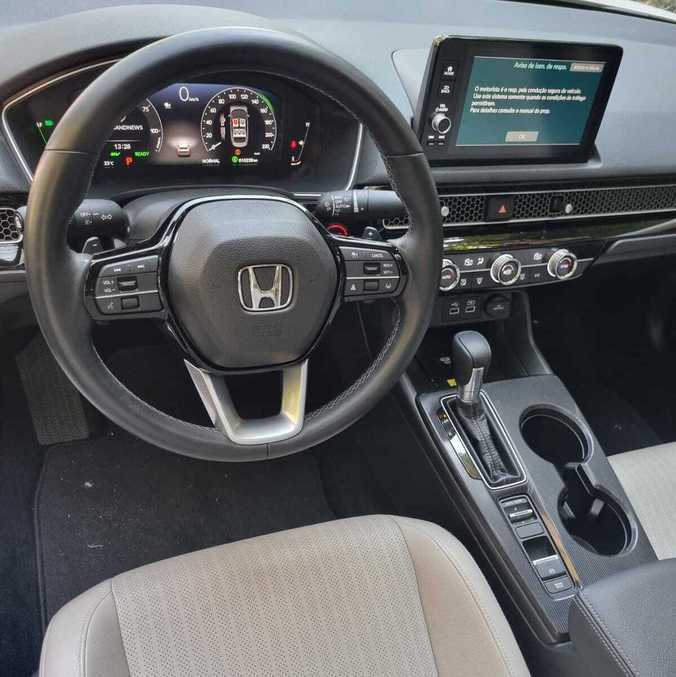 Multimídia tem 9 polegadas do tipo flutuante com conexão com Android Auto e Apple CarPlay