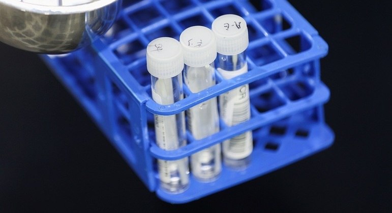 Cientistas buscam saber se Ômicron escapa da proteção conferida pelas vacinas