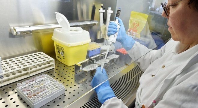 Teste de coronavírus sendo realizado na Itália; 18 países registraram a doença 