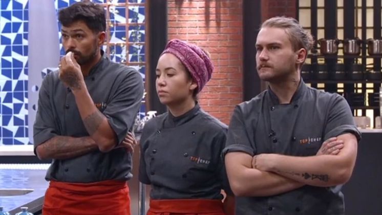 Por último, o time vermelho, que trabalhou de forma harmônica do início ao fim da prova. Eles não planejavam formar um trio, Victória até ficou chateada por não ter sido escolhida por Lorena, mas acabaram fazendo nove pratos e surpreenderam os jurados! 
