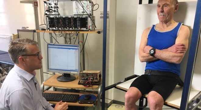 Os professores Stephen Harridge (à esquerda) e Norman Lazarus, que tem 82 anos e o sistema imunológico de uma pessoa de 20 anos