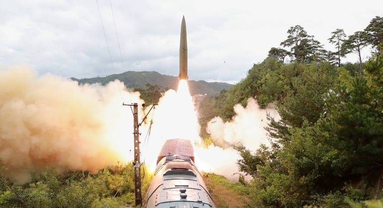 Coreia do Norte lançou míssil de longo alcance a partir do vagão de um trem