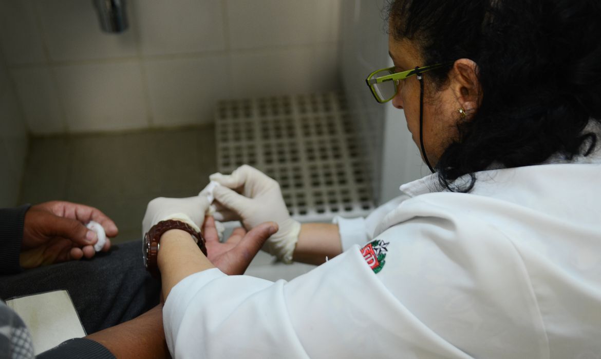 Médico alerta sobre transmissão da sífilis de gestante para bebê ...