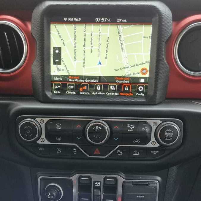 Modelo tem uma central multimídia de 8,4 polegadas com sistema Uconnect e conexão com Android Auto e Apple CarPlay