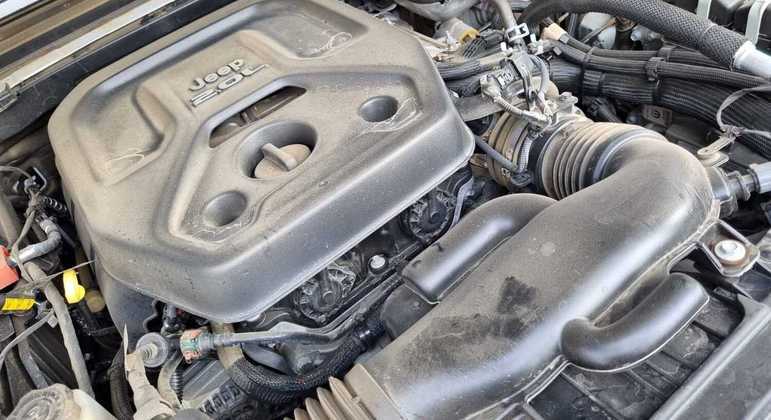 Jeep Wrangler 2023 vem equipado com motor 2.0 litros turbo de quatro cilindros, que entrega 272 cv
