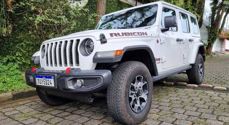 Com toda essa potência o Jeep Wrangler 2023 anda bem na estrada, mas as retomadas têm um delay