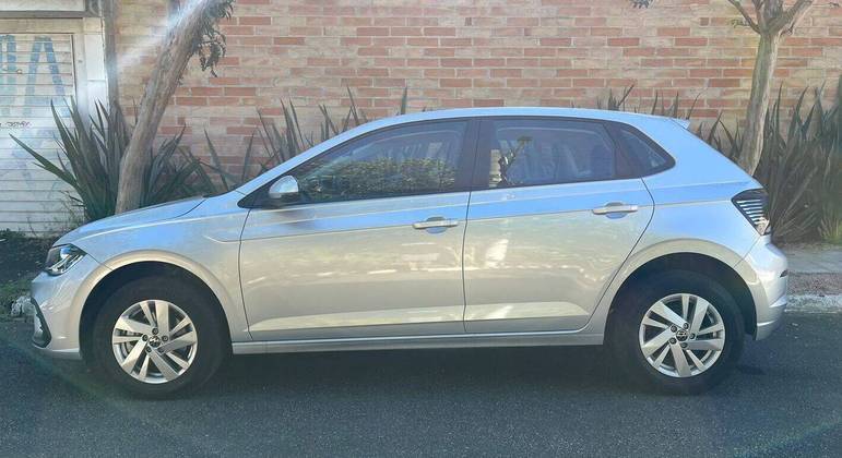 Rodas são de liga leve aro 15 mas com um desenho convencional na linha do Polo 170TSi