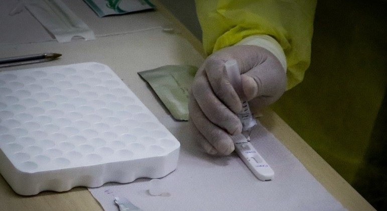 Estudo mostrou taxa média de 28% de falso negativo em teste rápido com pacientes sintomáticos