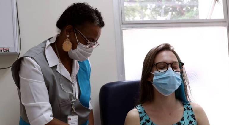 Voluntária recebe injeção durante os testes da CoronaVac, no Instituto Butantan