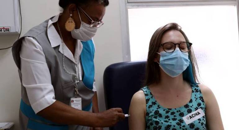 Voluntária recebe injeção durante os testes da CoronaVac, no Instituto Butantan