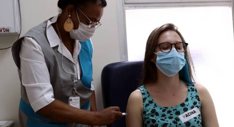 Voluntária recebe injeção durante os testes da CoronaVac, no Instituto Emílio Ribas