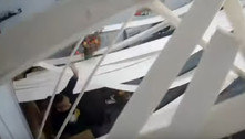 Teto de cômodo despenca e engole homem sentado em sofá