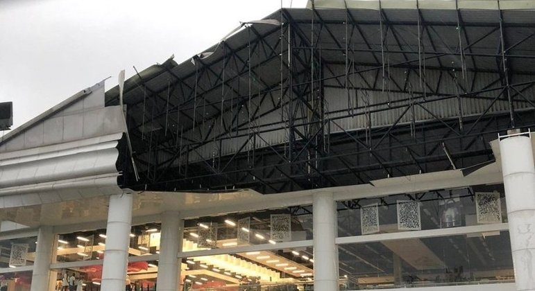 Parte do teto e da fachada da loja Havan desabam após temporal em São Paulo