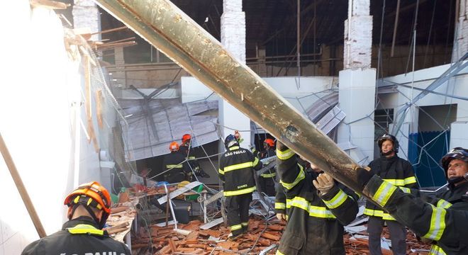 Bombeiros foram acionados e trabalham no local desde a manhã