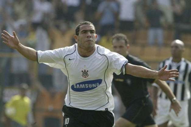 Tévez, mesmo muito jovem, chegou no Corinthians em 2005 com o status de contratação mais cara da história do futebol brasileiro até então. A parceria deu certo e culminou no título do Brasileirão daquele ano.