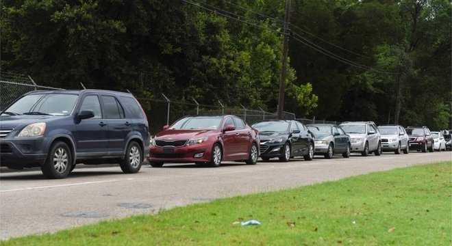 Texanos fazem fila para testes em seus carros — mais de 10% dos testes foram positivos na semana passada
