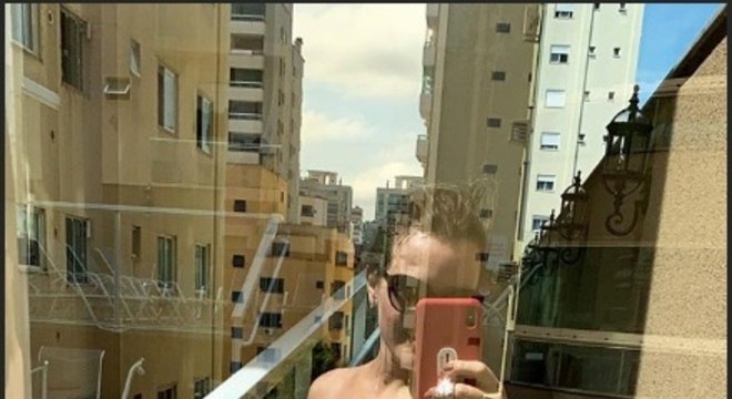 thaeme barriga gravida biquini