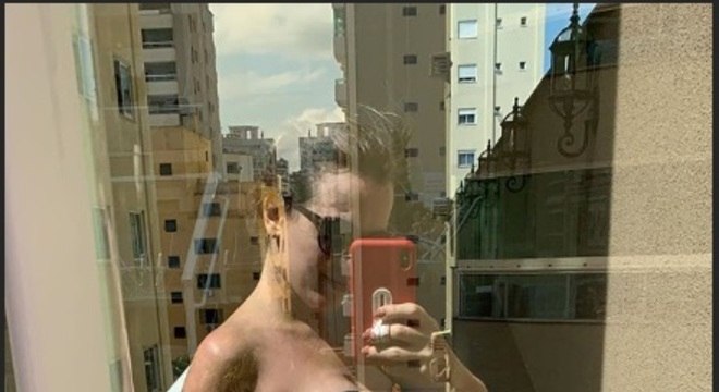 thaeme barriga gravida biquini