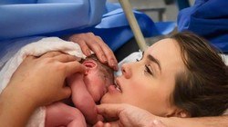 Marido de Thaeme revela que parto da cantora demorou 39 horas