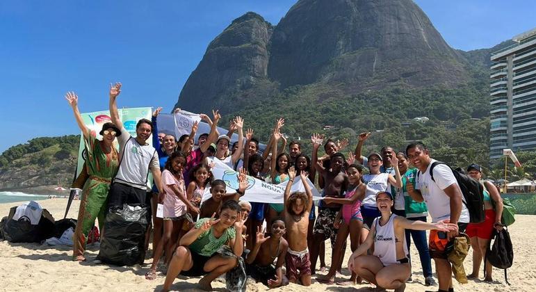 Moradores voluntários se unem para retirada do lixo