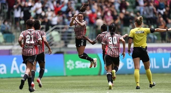 Zagueira Thais comemora gol com a camisa do São Paulo