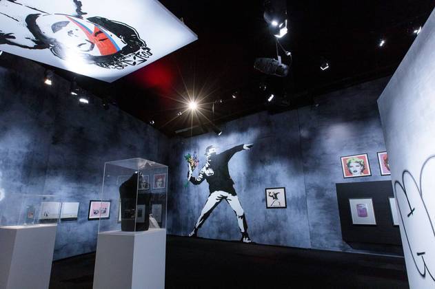 Flower Thrower, uma das obras mais famosas de Banksy, pode ser vista na exposição, que tem seu último dia em São Paulo.
