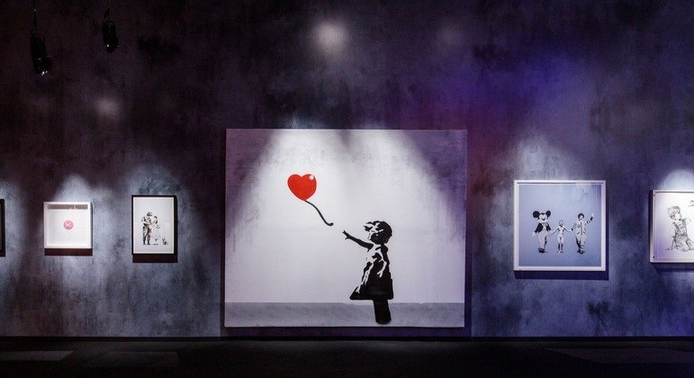 'Balloon Girl', uma das obras mais famosas de Banksy, pode ser vista na exposição
