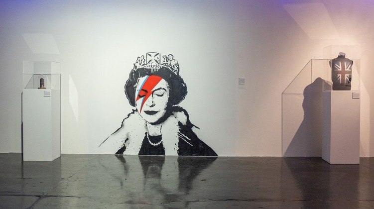 A homenagem de Banksy à rainha Elizabeth 2ª em seu Jubileu de Diamante também está na exposição The Art of Banksy.